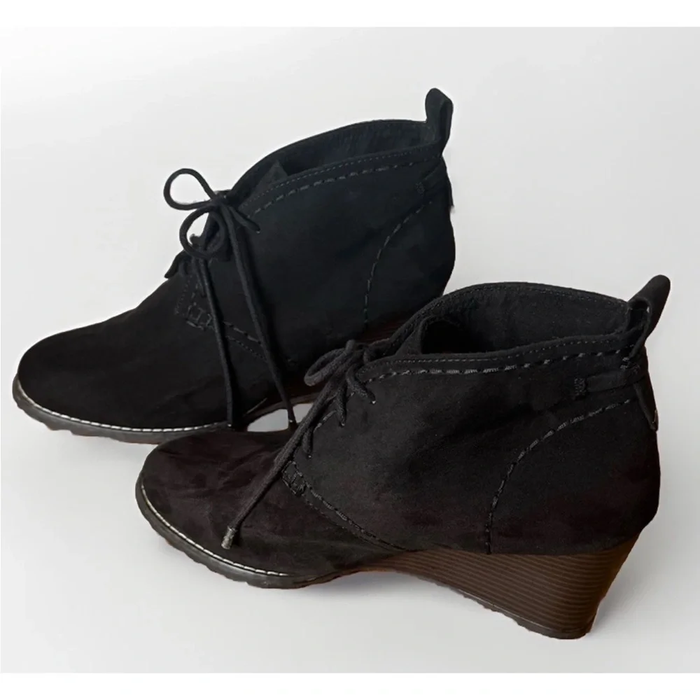 (10) SO AUTHENTIC AMERICAN Black Faux Suede Wedge Ankle Boots